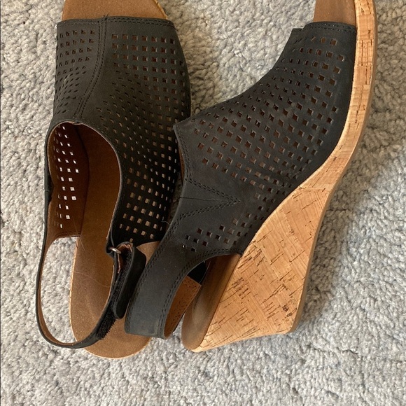 Rockport Black and Tan Perforated Wedge Sandals - Picture 3 of 4